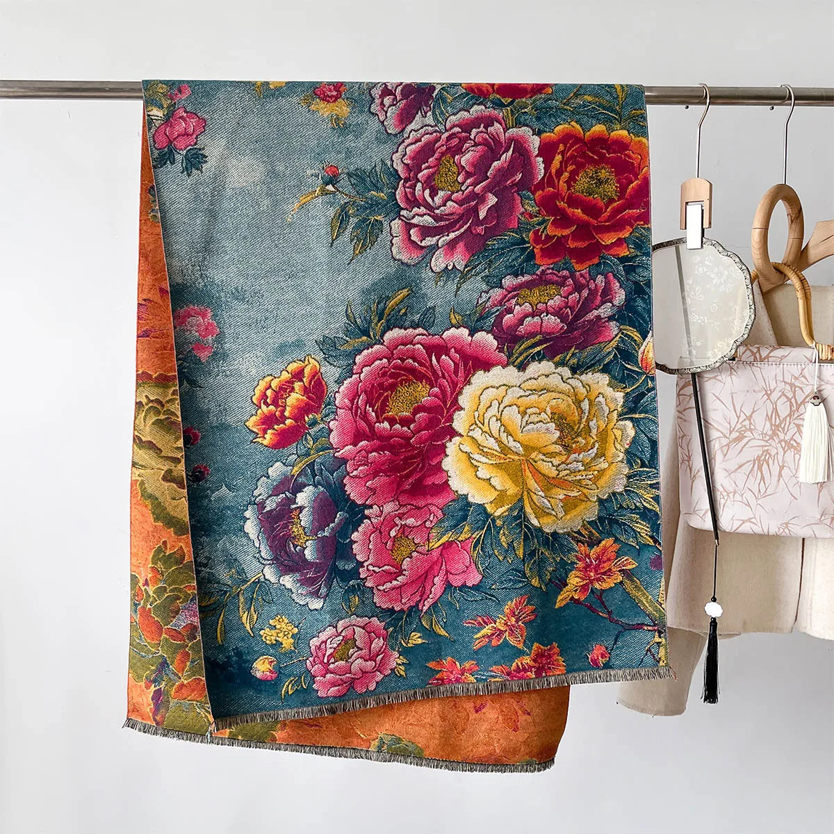 thumbnail image 1 of Bufanda larga de cachemir con estampado de flores para mujer, bufanda gruesa y versátil de invierno, bufanda cálida y a la moda, 1 of 5