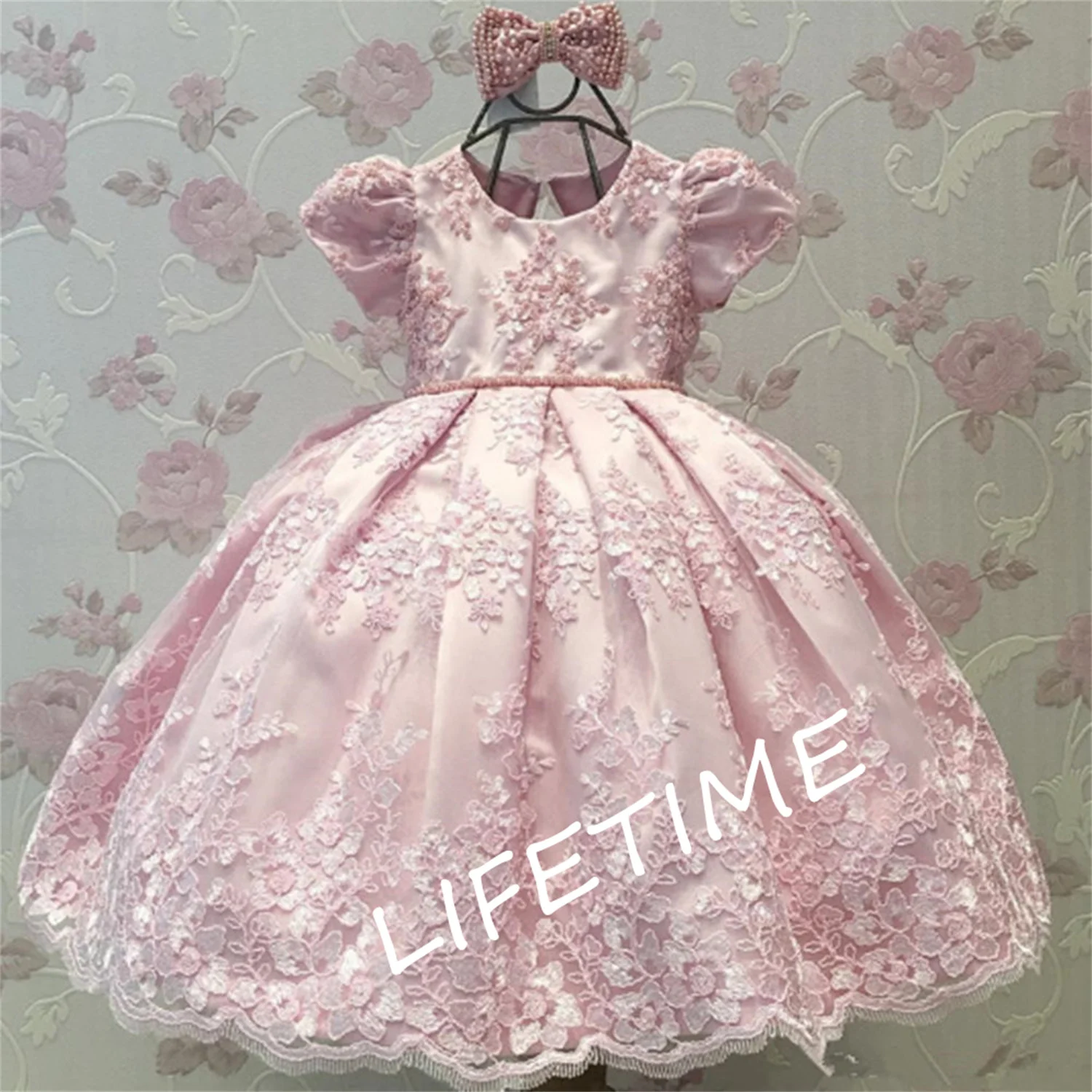 

Pink Lace Flower Girl Dresses Bow Applique For Weddings Short Sleeves Little Girls Pageant Dress With Beaded Communion Gowns