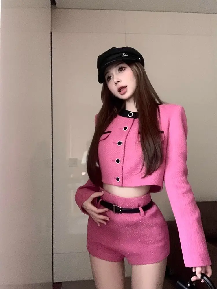 

Sweet and Chic Knitted Contrast Color Short-Sleeved Jacket and High-Waisted Shorts for Women, Autumn Winter 2023 New Fashion Set