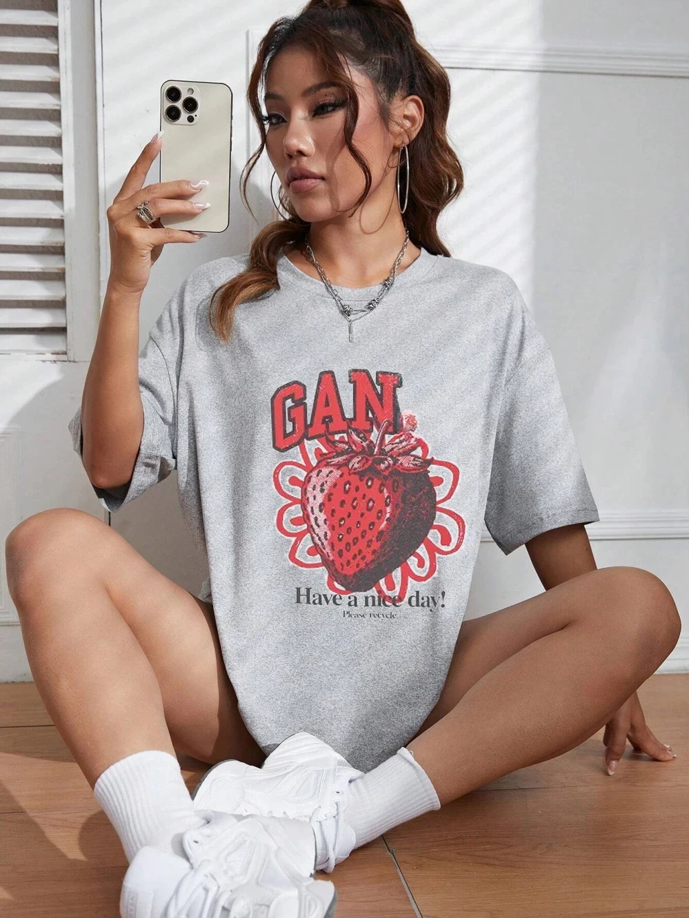 女性のカジュアルな半袖Tシャツ,イチゴのプリントが施された赤い