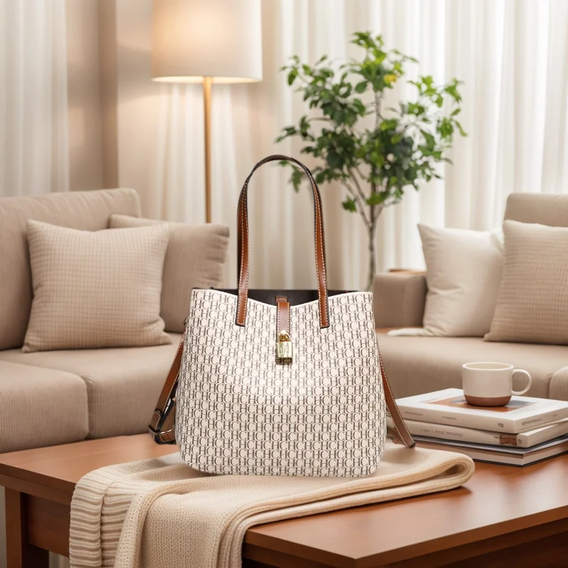 حقيبة كروس جلدية فاخرة من CH ذات سعة كبيرة