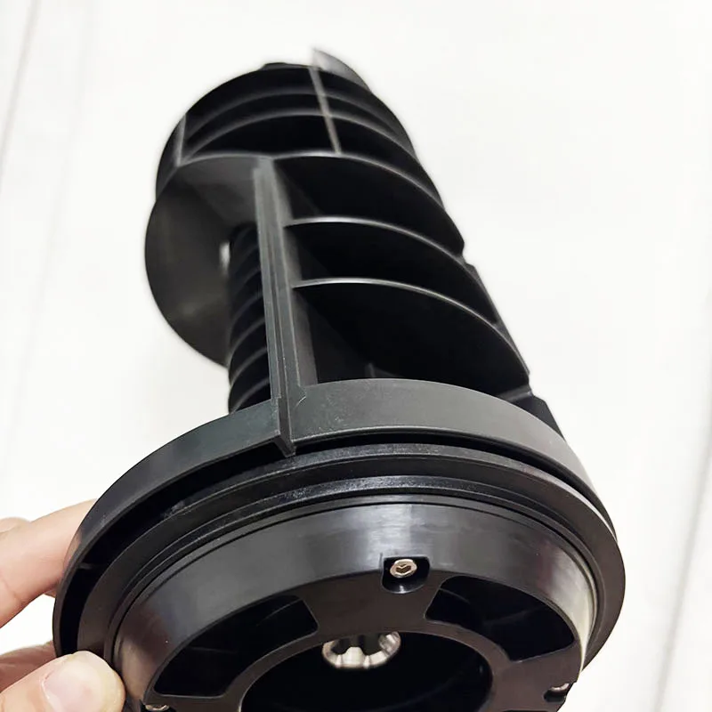 Installation du kit d'alimentation par vis pour drones agricoles DJI Agras T100 T70 T70P sur un bras de drone.
