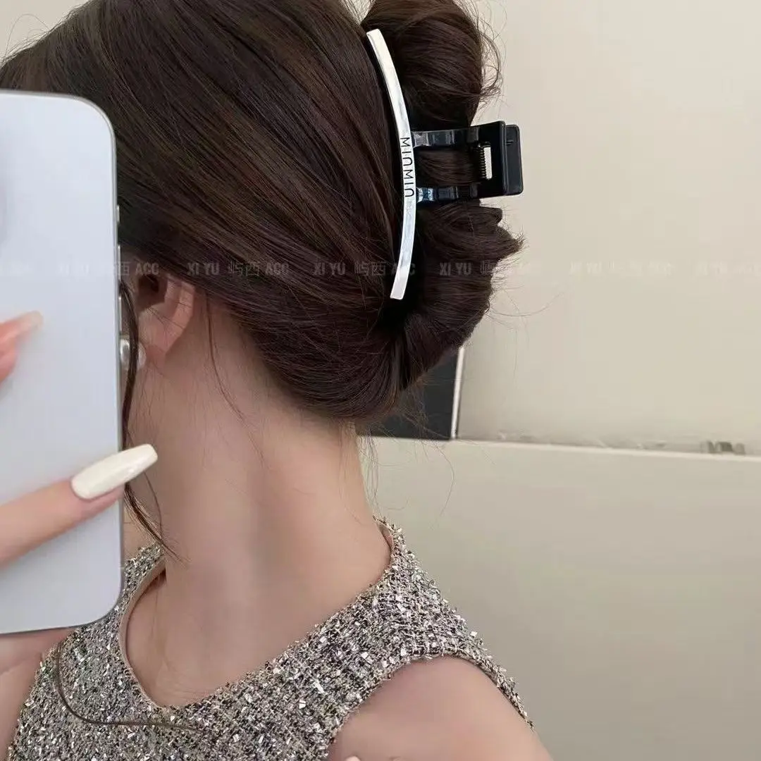 Gentle temperament, high-end feeling, letter clip, autumn and winter new model, shark clip at the back of the head, hair clip