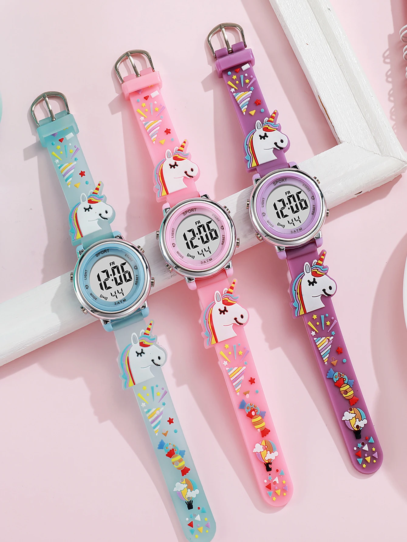 Montre électronique à écran LED licorne de dessin animé fantastique mignon, adaptée aux cadeaux de Noël Halloween, une variété de couleurs en option