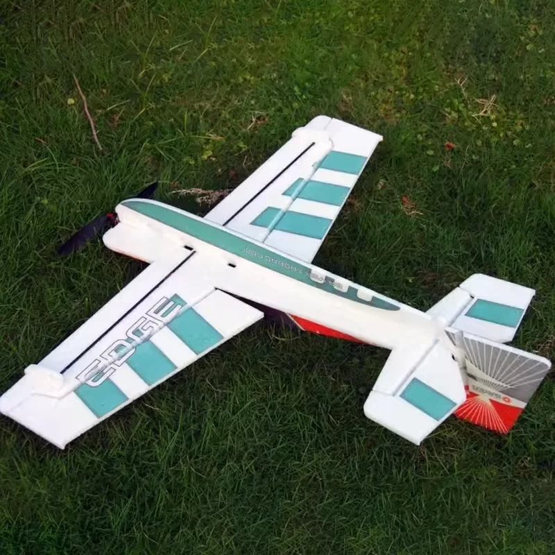 Aile de l'avion RC KIT ou PNP rouge et bleu, détail du revêtement.