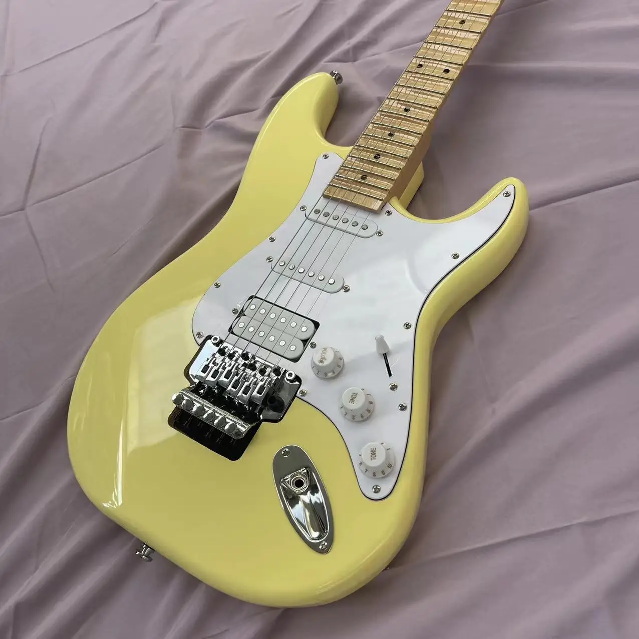 

6-string split electric guitar with grooves, milky yellow body, high gloss, maple fingerboard, maple diameter, white guard board