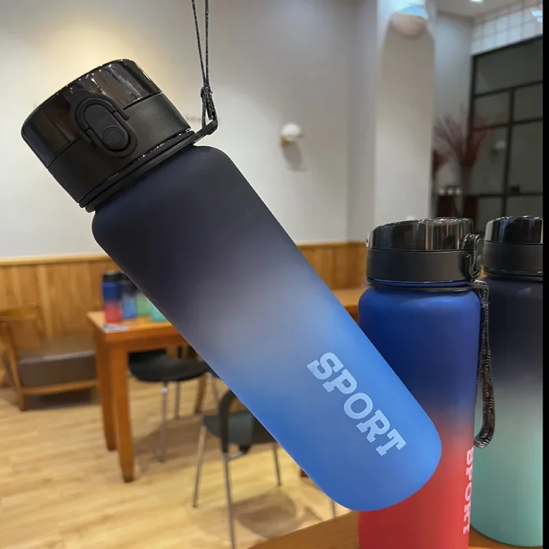

Спортивная бутылка для воды 1000 мл, портативная матовая цветная герметичная шейкер, пластиковая посуда для напитков для путешествий, фитнеса, спортзала, не содержит Бисфенол А