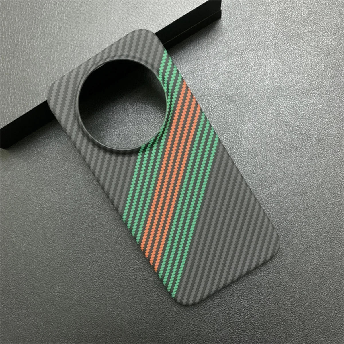 Sleek Carbon Fiber Kevlar Pattern Phone Case - Slim Frameless Cooling Design