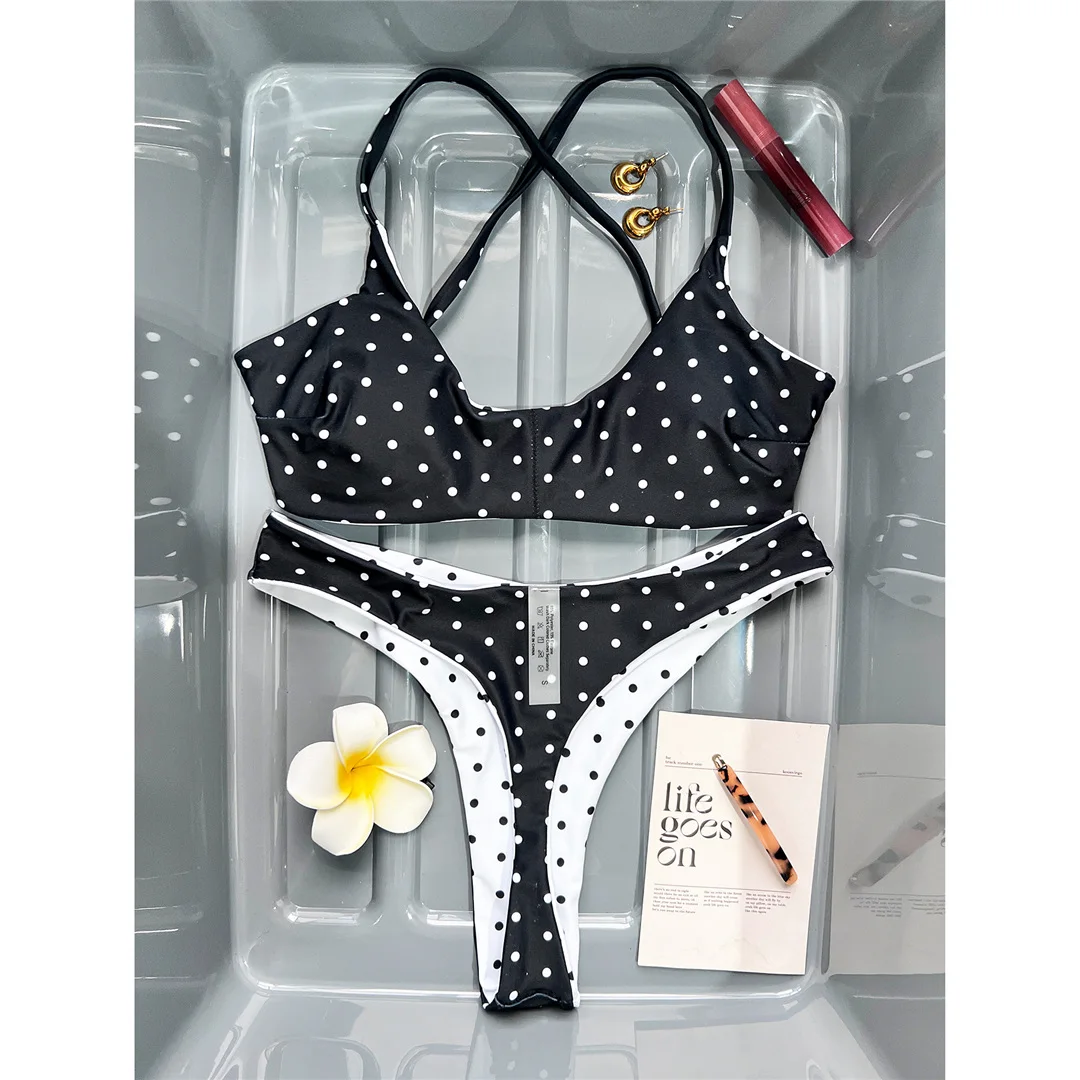 Foto reale bikini a pois - dettaglio