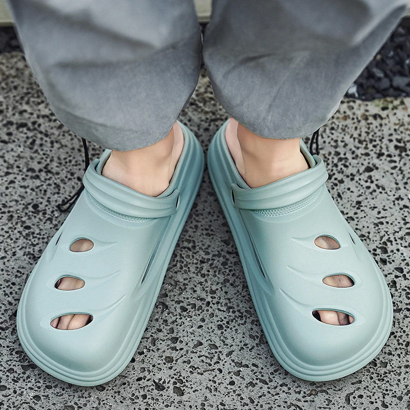 Men's Shoes Cut-out Fashion Bread Shoes Summer Casual Beach Sandals Outdoor Soft Men's Flip Flops Light Bathroom Slippers