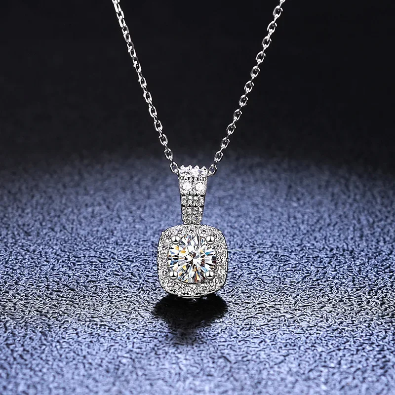 Luxury Platinum Pt950 1 Carat Moissanite Diamond Collana Pendenti Per Le Donne Classic Square Bag Wedding Pendant Jewelry Gift