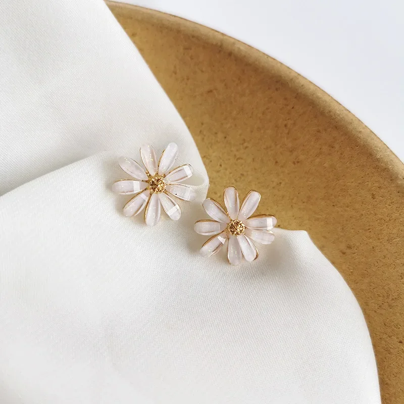 Women Spring Summer Temperament Small Fresh White Flowers Clip on Earrings Simple Small Daisy Earrings Non Pierced Ear Clip