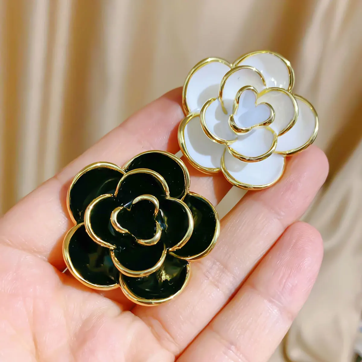 

Japanese And Korean High-end Sense Of Small Fragrance Dripping Oil Camellia Brooch Corsage Light Luxury Simple Retro Coat Pin