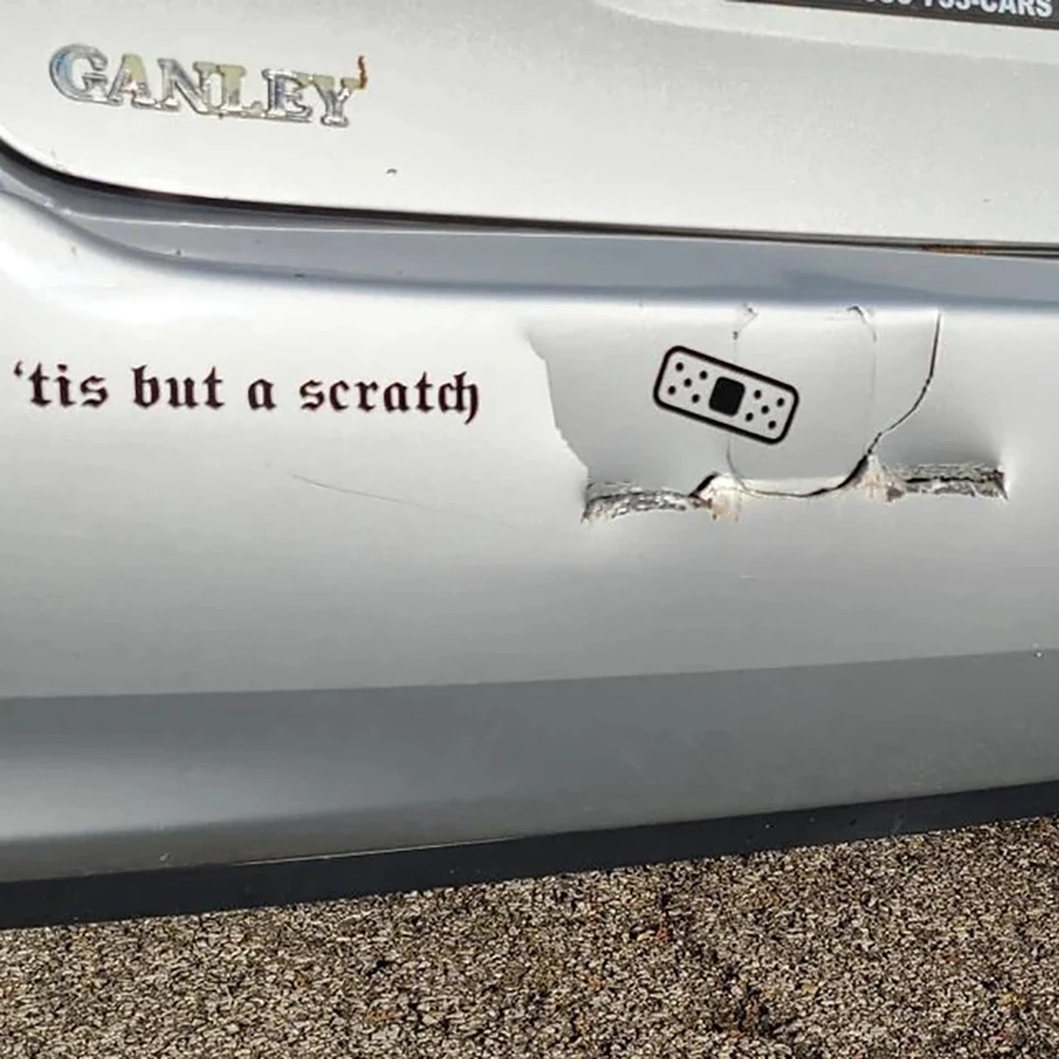 Glossy Car Decal 8.5x0.8 Inches "Tis But A Scratch" Vinyl Bumper Sticker - Funny Monty Python Quote Decal For Car, Laptop, Trailer Scratch And Sniff Stickers Pizza - Foto 10