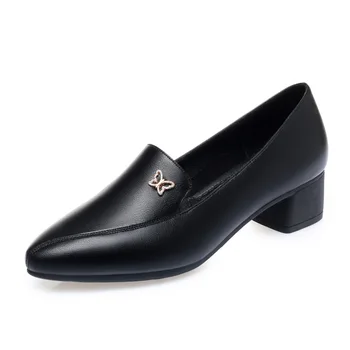 حذاء كاجوال من الجلد الناعم مزين بأحجار الراين على شكل فراشة ومقدمة مدببة 7