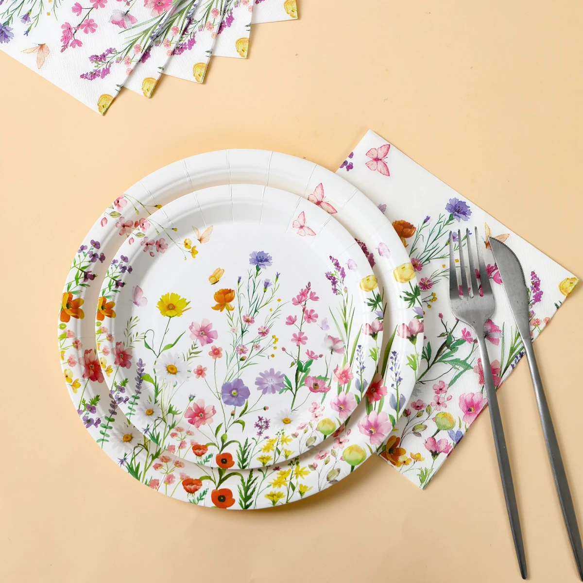 Arco floreale con fiori di campo pastello, decorazioni per matrimoni con fiori di campo, decorazioni per navate laterali, tappeti con fiori da pavimento, tappeti per navate laterali - Italia