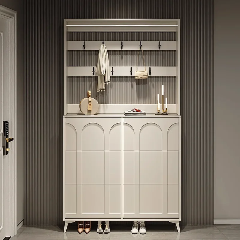 

Шкаф-вешалка для обуви в помещении