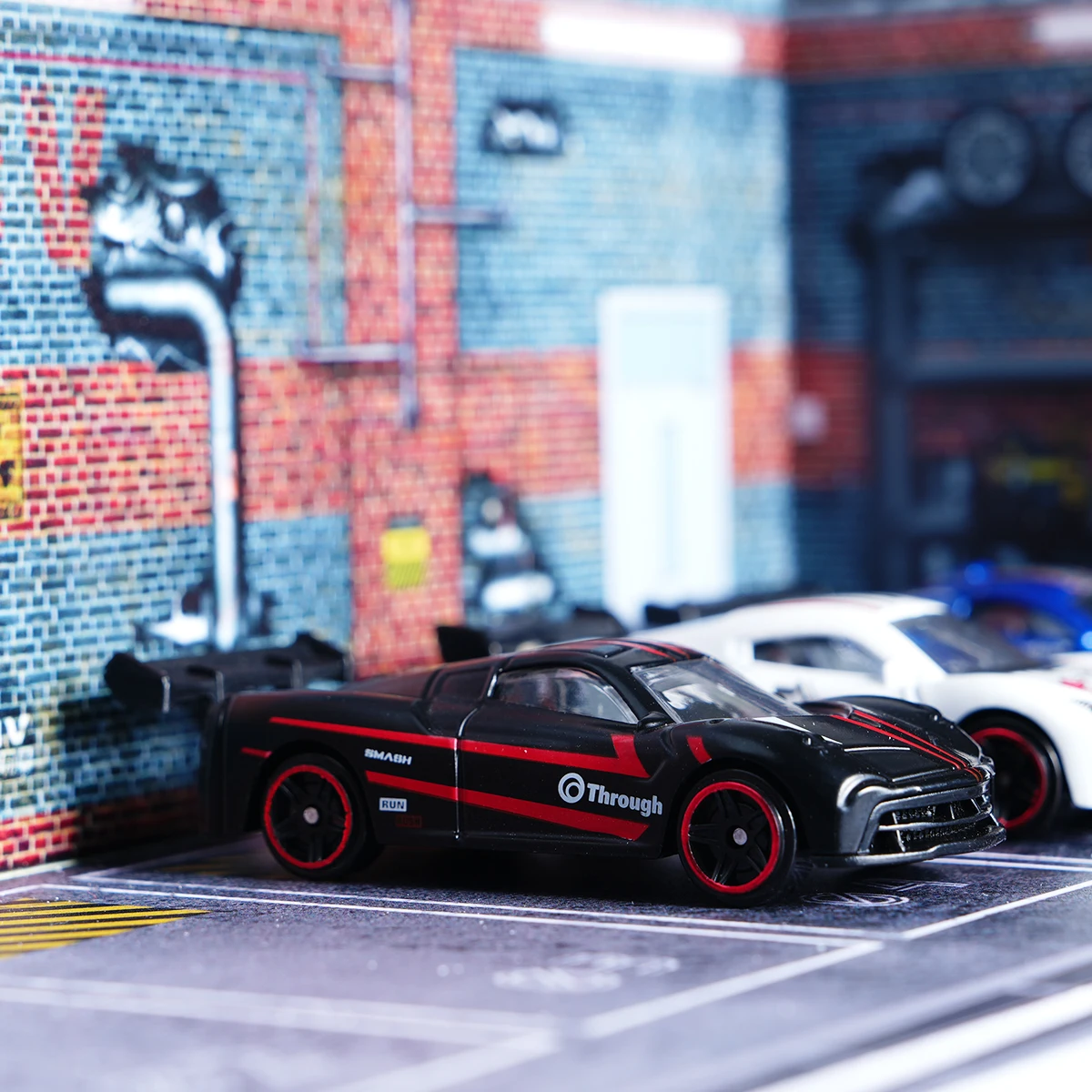 1:64 스케일 검정색과 빨간색 슈퍼카 합금 모형 자동차, 전시 상자 제공, 정교한 내부 디테일, 전시 및 수집에 적합, 자동차 애호가가 가지고 놀 수 있음, 데스크탑 사용 가능 |   창의적인 홈 데코레이션