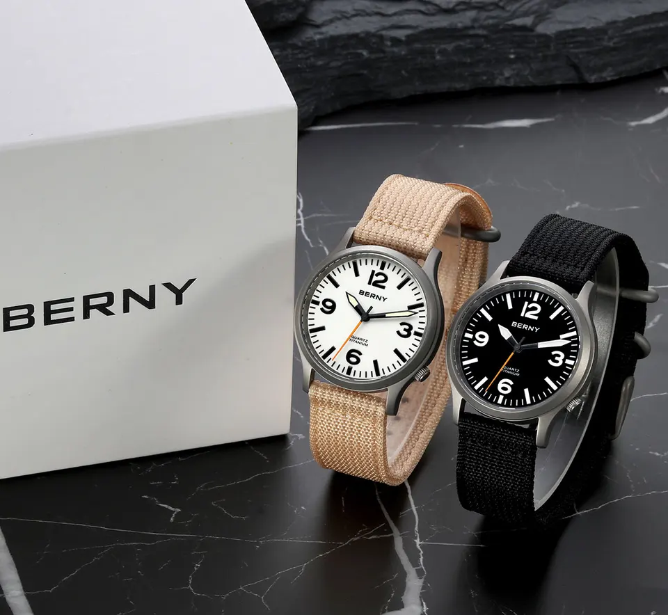 男性用ベルニーチタン時計、サファイアフィールドスポーツクォーツ
