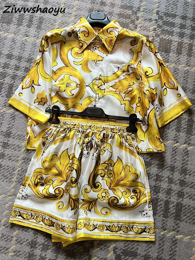 

Женский модельный костюм из шелковой свободной рубашки с желто-белым фарфоровым принтом и шорт с высокой талией