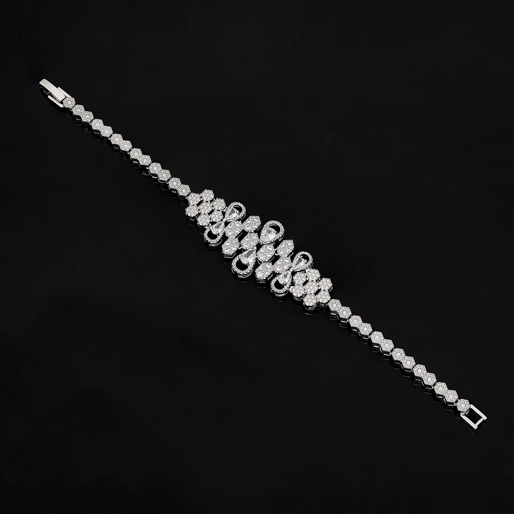 طقم مجوهرات فاخر بتصميم متدلٍ لامع