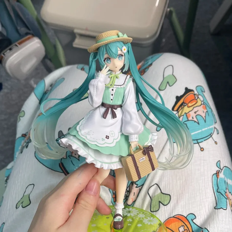 Hatsune Miku Cute Anime Figurine - 18cm Collectible Toy Gift