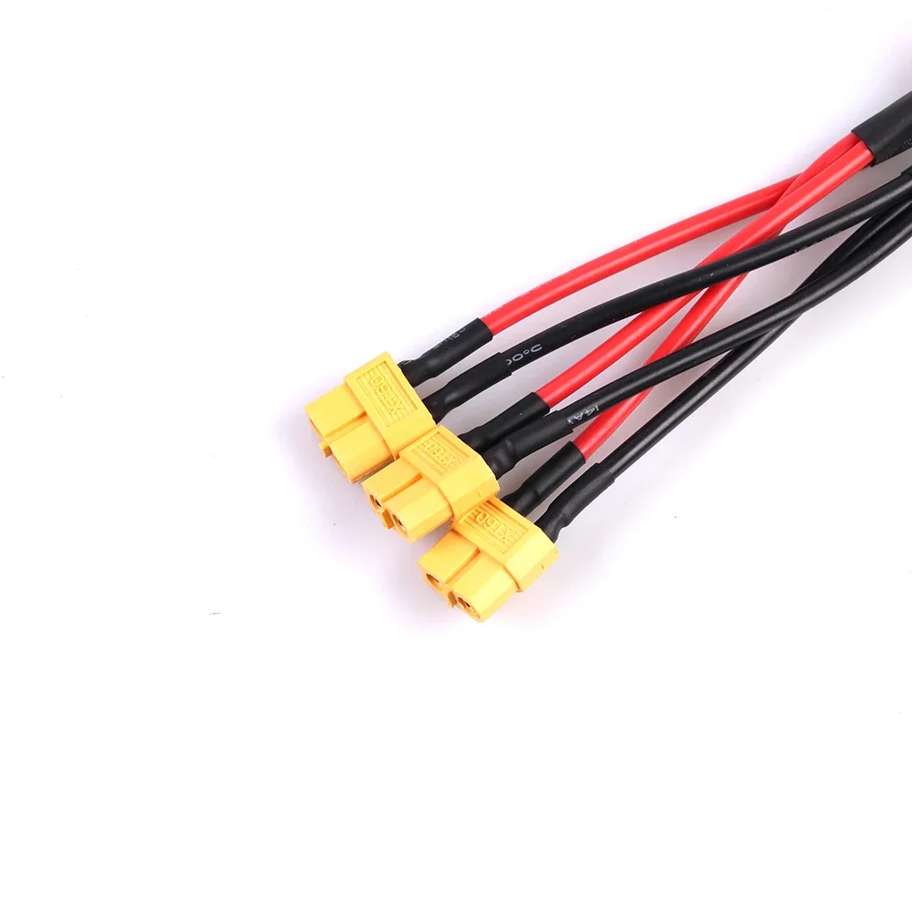 Gros plan sur soudure et gaine thermorétractable du câble adaptateur parallèle XT90 vers XT60 14AWG.