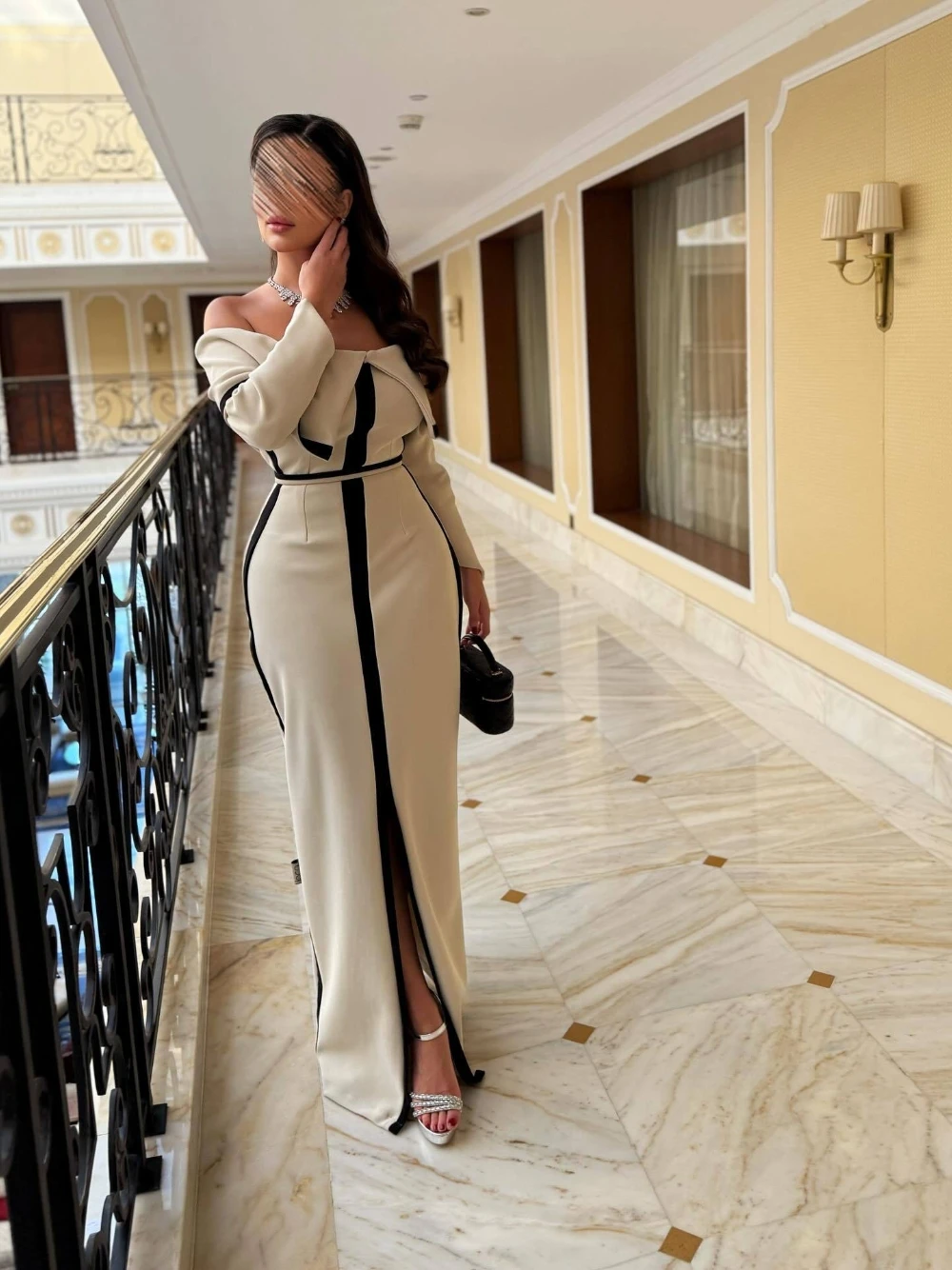 فستان أوف وايت أوف شولدر بتفاصيل كلاسيكية أنيقة