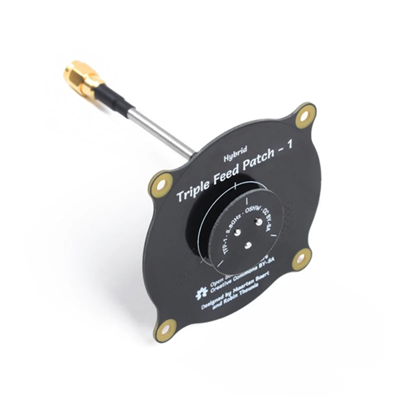 Antenne directionnelle 5.8GHz triple feed patch pour FPV montée sur drone, angle montrant le câble et la fixation.