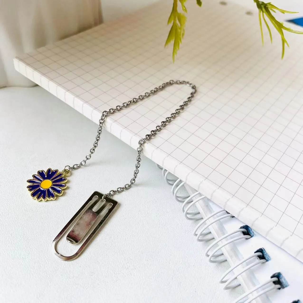 Chrysanthemum Marker Clip Metal Pagination Mark Cute Pendant Bookmarks School Office Supplies Creative metal bookmark,bookmarks stationery supplies