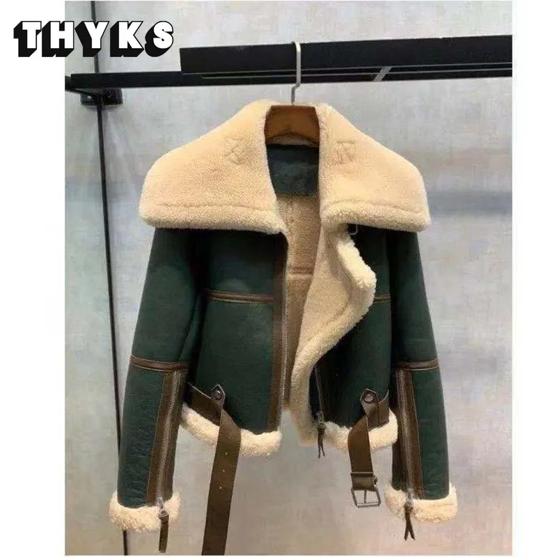 

Женская замшевая куртка-бомбер с большими лацканами и длинным рукавом