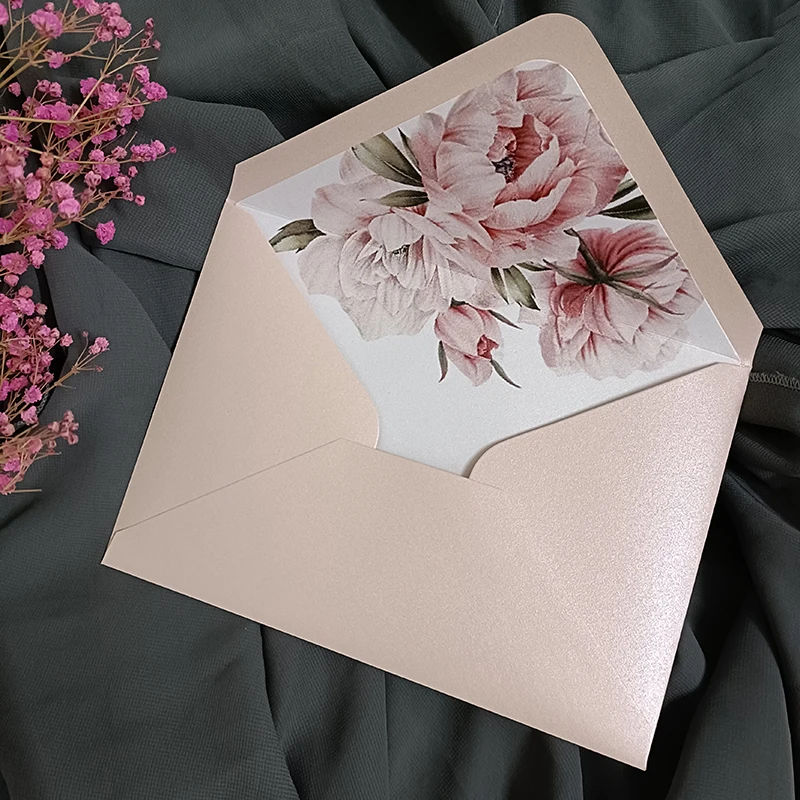5" X 7" Envelopes. 30 Pack - 10 Aubergine, 10 Ivory Cream,10 Gold. 133mm X 184mm Gummed. Perfect For Christmas Cards. Pack Of Coloured Envelopes - 30