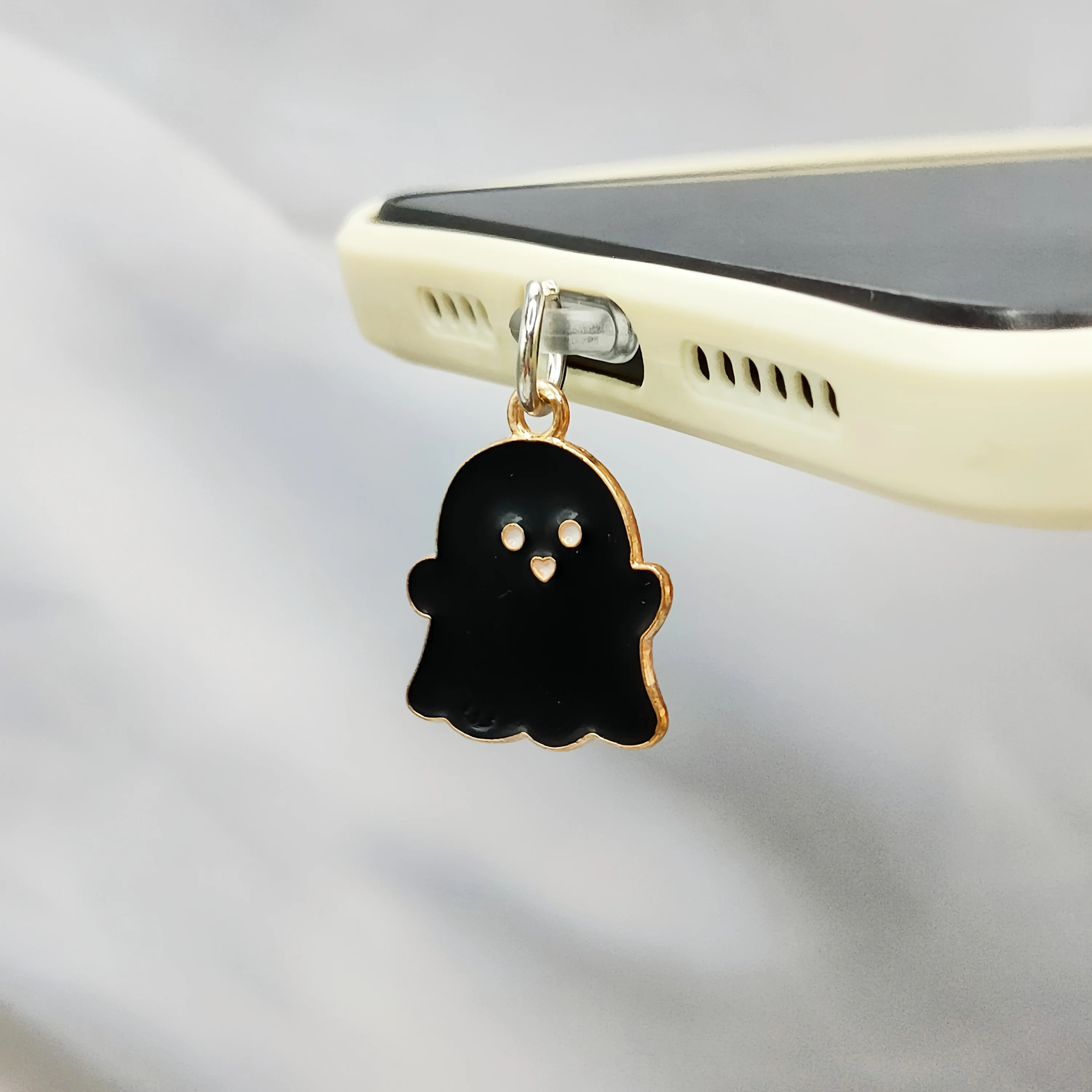 Staubschutz-Stecker für Mobiltelefone, Zubehör-Dekoration für iPhone, Typ-C-Anschluss, Staubschutz-Stecker-Anhänger, niedlicher schwarz-weißer kleiner Teufel, Halloween – Detail 3