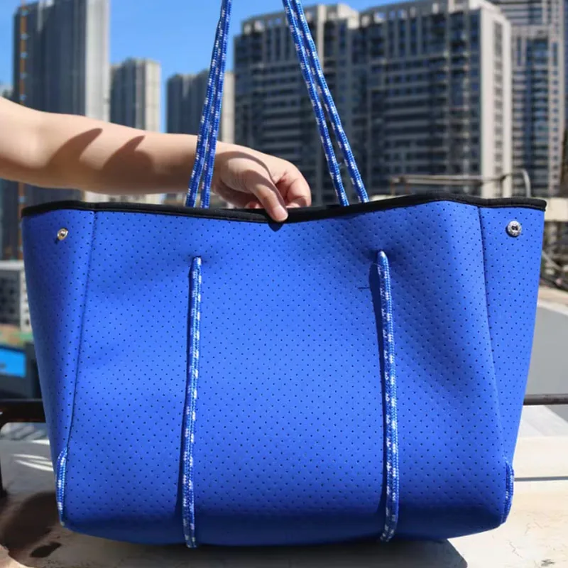 thumbnail image 1 of Gran oferta de bolsos de viaje, novedad de 2024, bolso de mano de neopreno perforado para mujer con monedero pequeño, bolso de playa grande de neopreno, 1 of 5