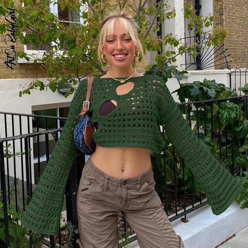 

Женский ТРИКОТАЖНЫЙ УКОРОЧЕННЫЙ ТОП с длинным рукавом и дырками