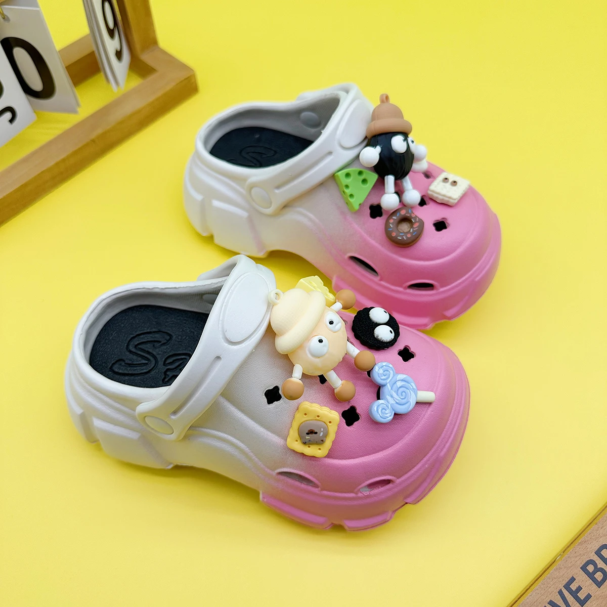New Cartoon Little Briquettes Family Clogs for Boys and Girls X606