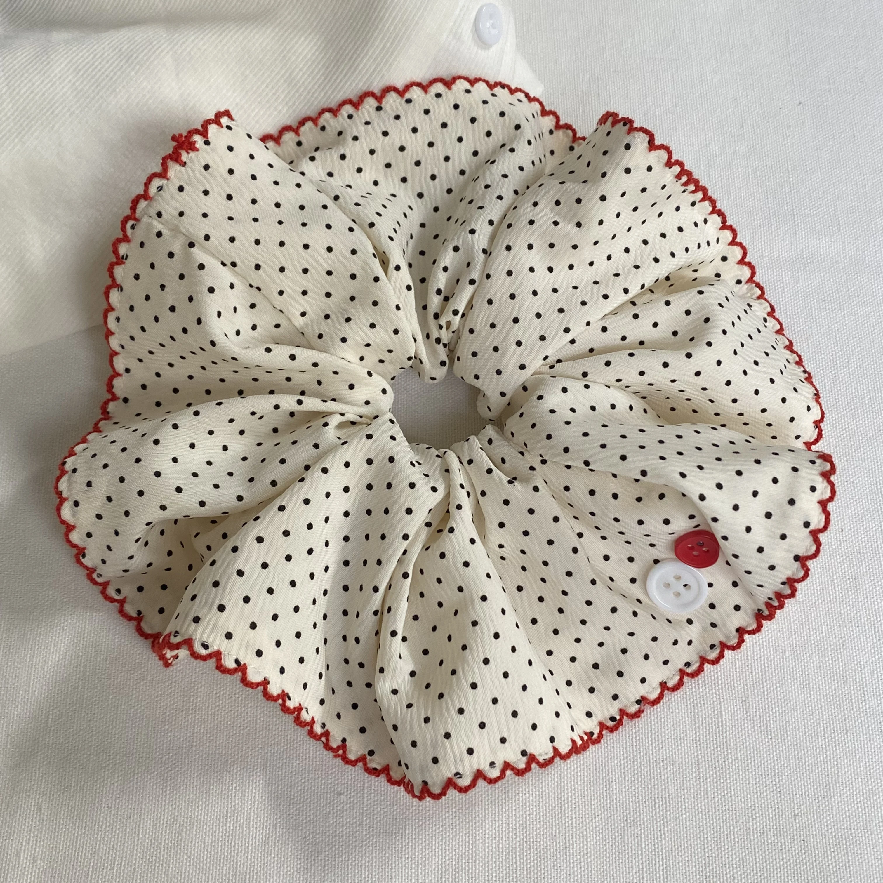 1Pc Polka Dot Ruffled Hair Scrunchies Set, Cream And Navy Blue Hair Ties With Button Decor, Cute Hair Accessories For Women