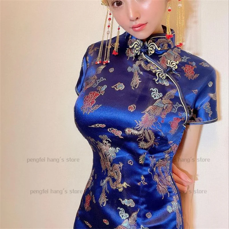 Saluto Della Donna In Cinese Il Cinese Tradizionale O Il Cheongsam Con L Espressione Di Benvenuto Dell Ascensore Mano E Fortunato Asiatici 107725741