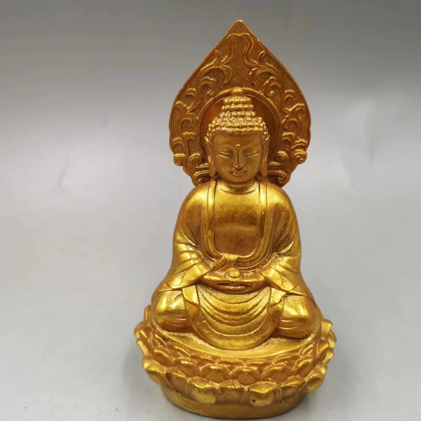 

Play wholesale copper thickened gilded Tathagata Buddha ornaments bronze rural collection of old things at home.