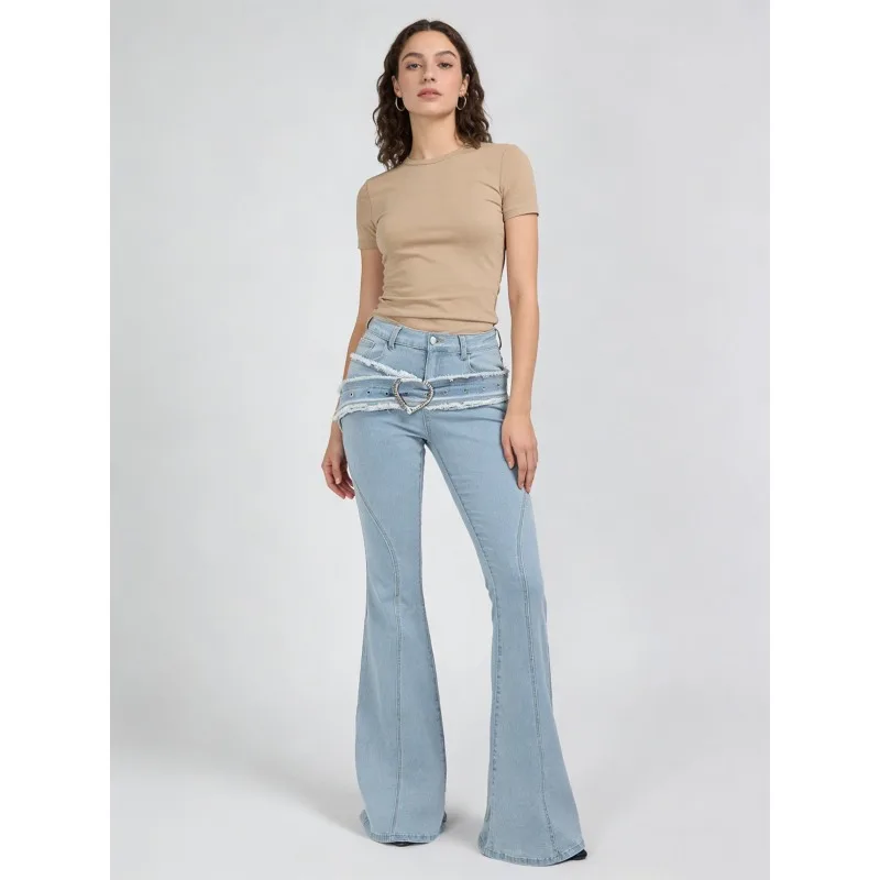 Jean pour femme en denim extensible avec broderie cœur et ourlet irrégulier, coupe décontractée avec poches