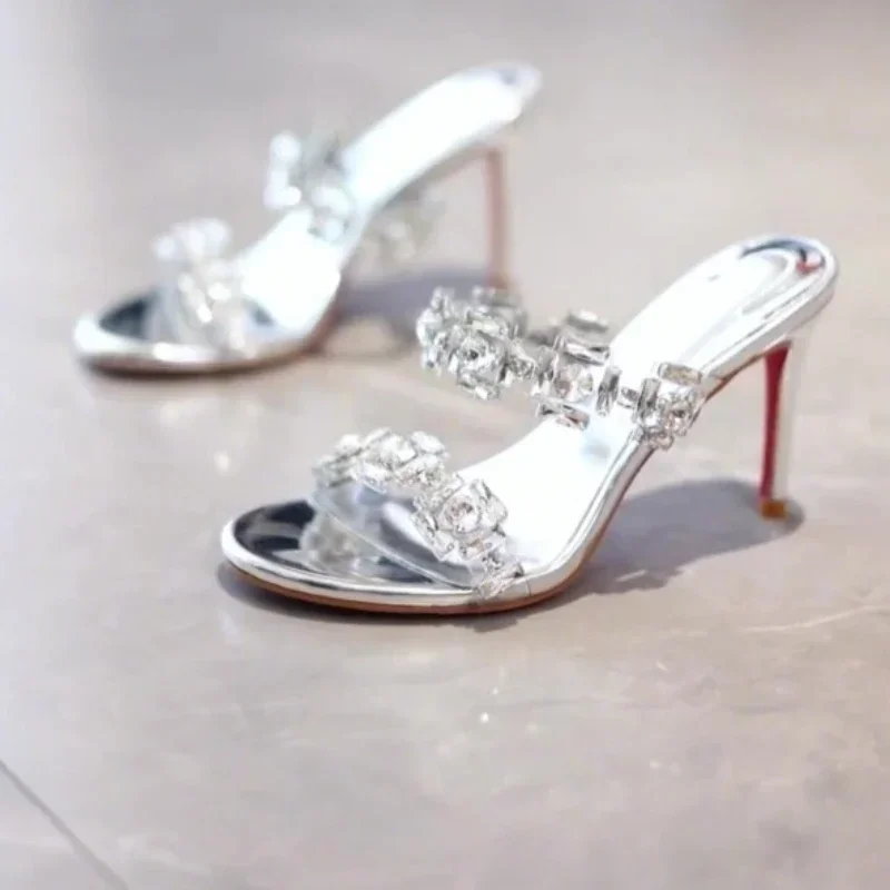 نعال عصرية بكعب عالٍ من حجر الراين لصيف 2025 مثيرة...