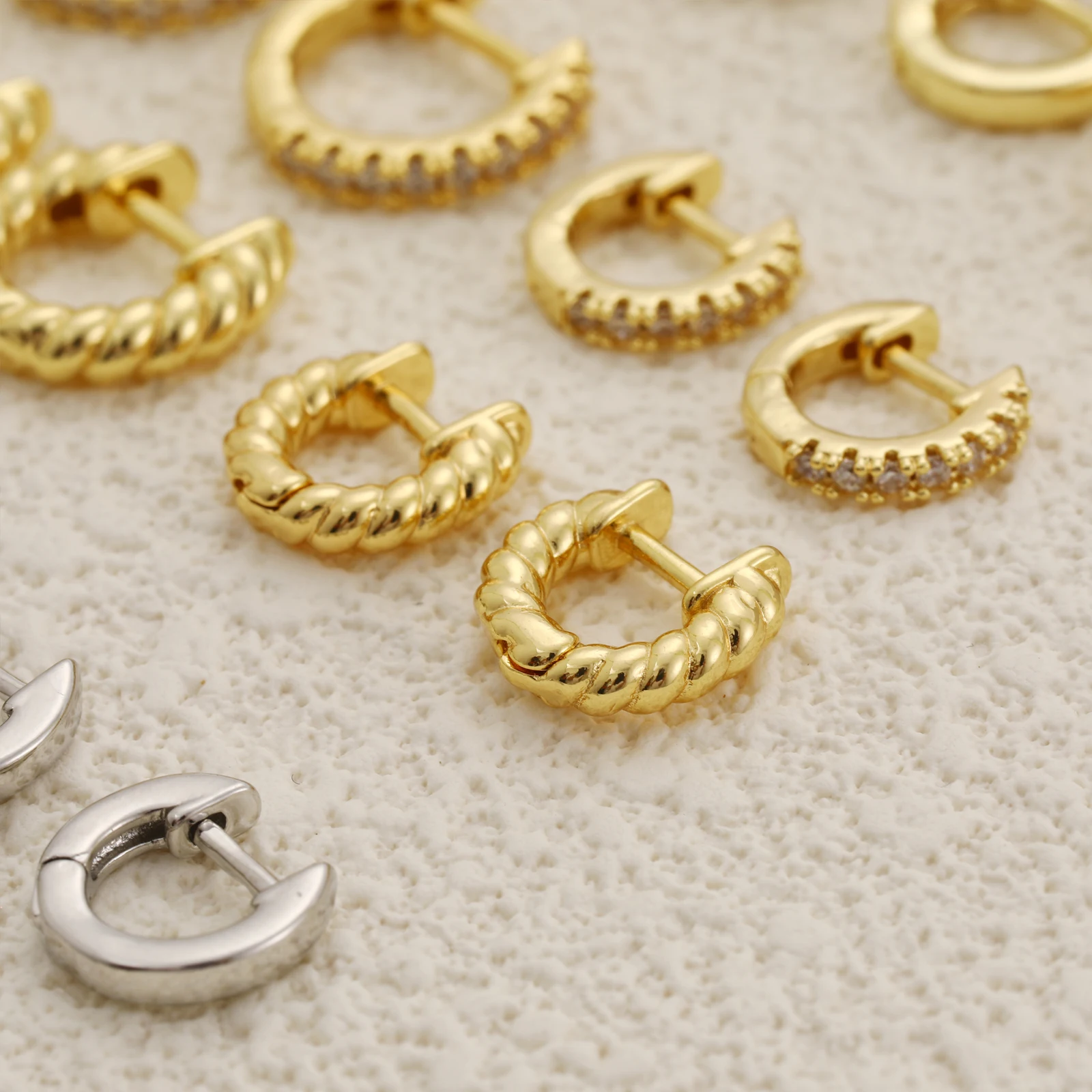 2024 New Smooth Metal Chunky Hoop Earrings for Women Fashion Gold Color Round Circle Hoops Girls Statement Earrings Punk Jewelry