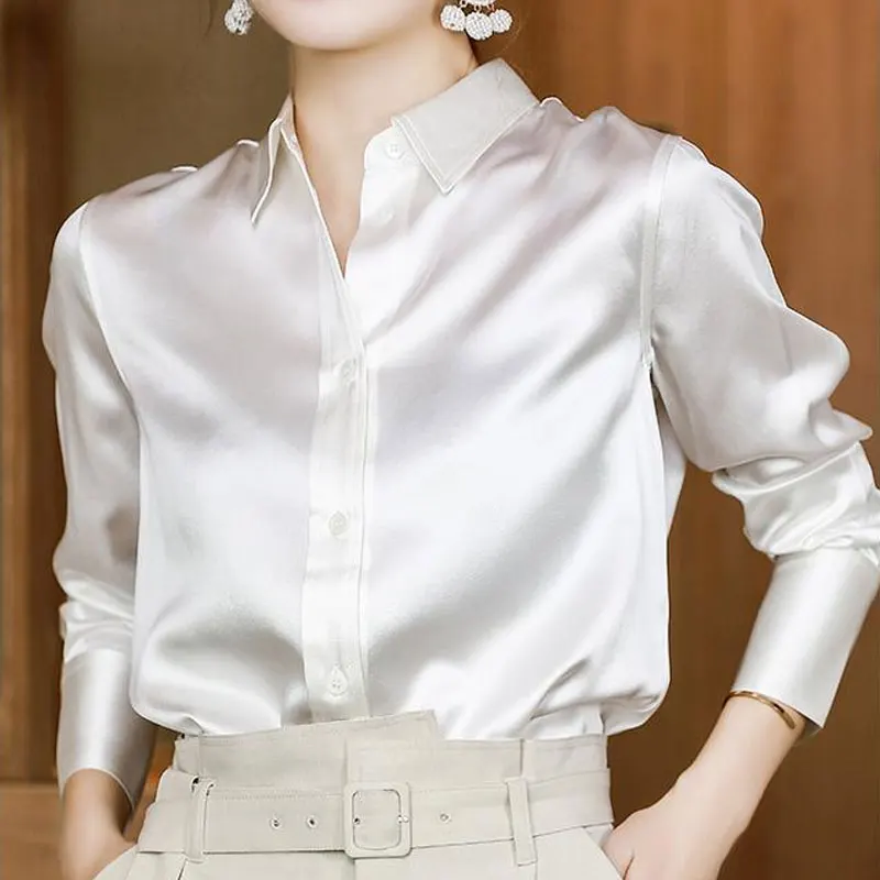 Рисунок 2 - Женская однотонная блузка с отложным воротником