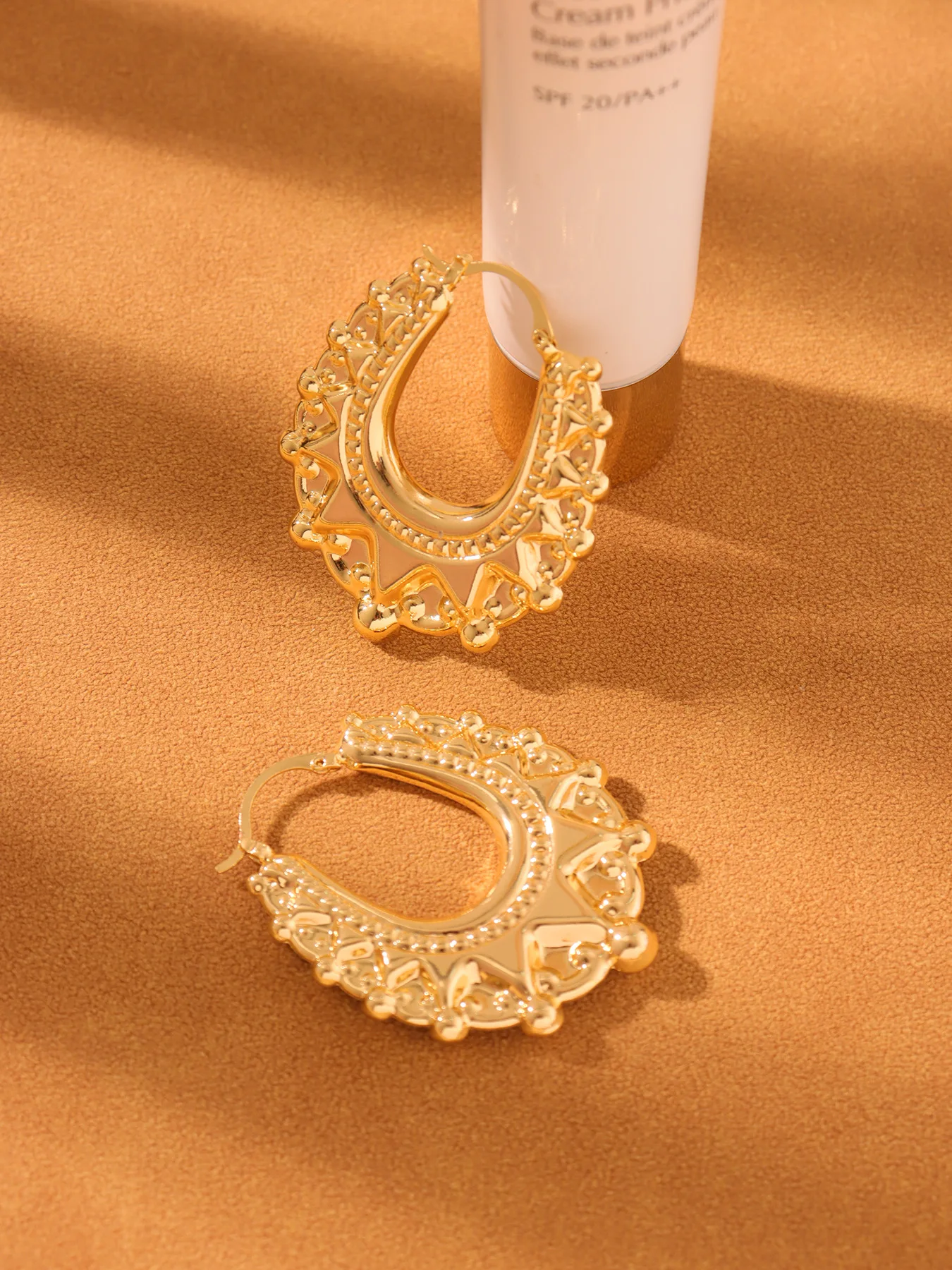 Mode Unregelmäßige Form Creolen Frauen Kupfer PVD Gold Überzogene 18K Große Luxus Ohrringe Weiblichen Sommer Wasserdicht Schmuck – Detail 8