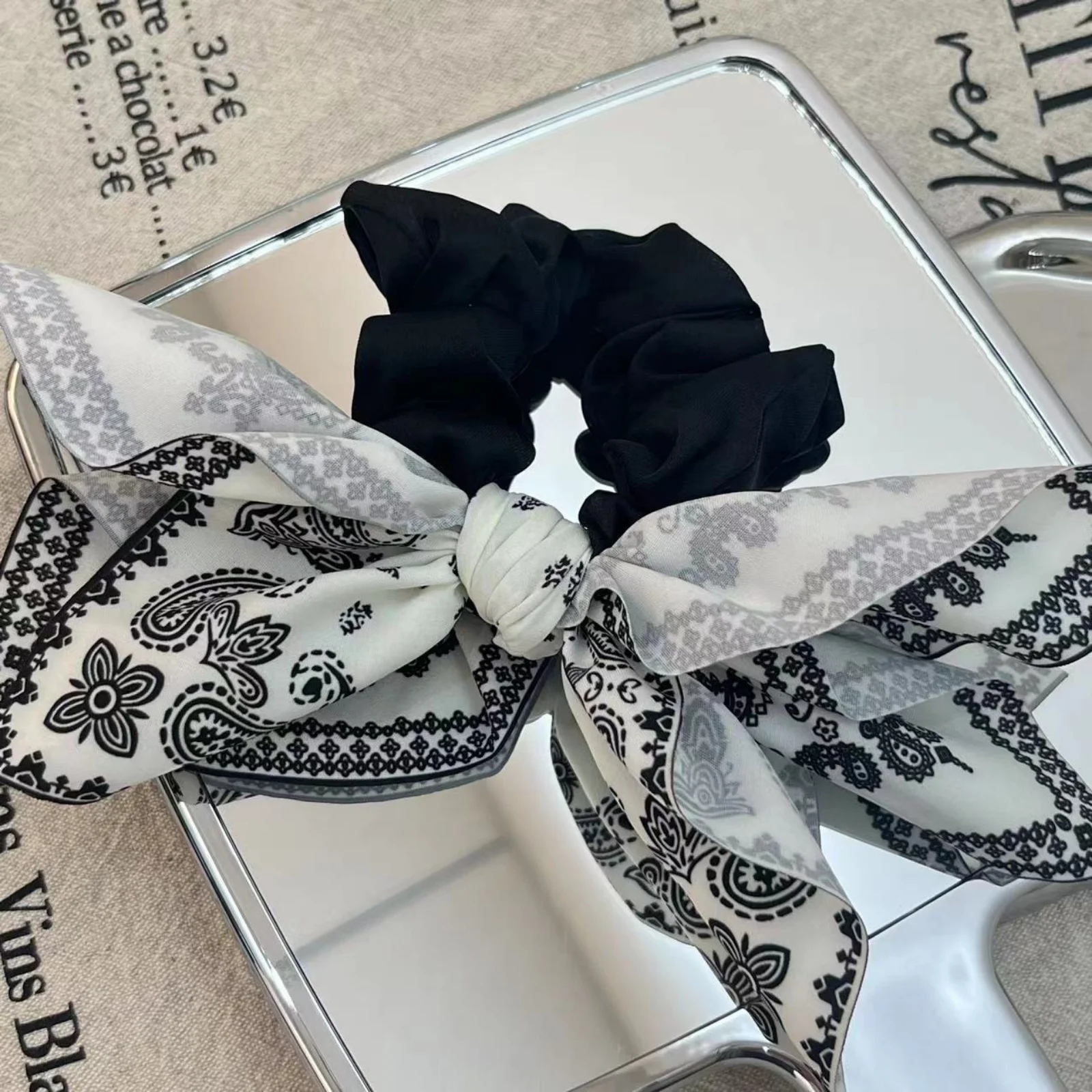 1PC Boho Bandana Hair Claw Clip, Large Butterfly Shape, Floral Print Fabric, Fashion Hair Accessory for Women, Chic Updo Styling