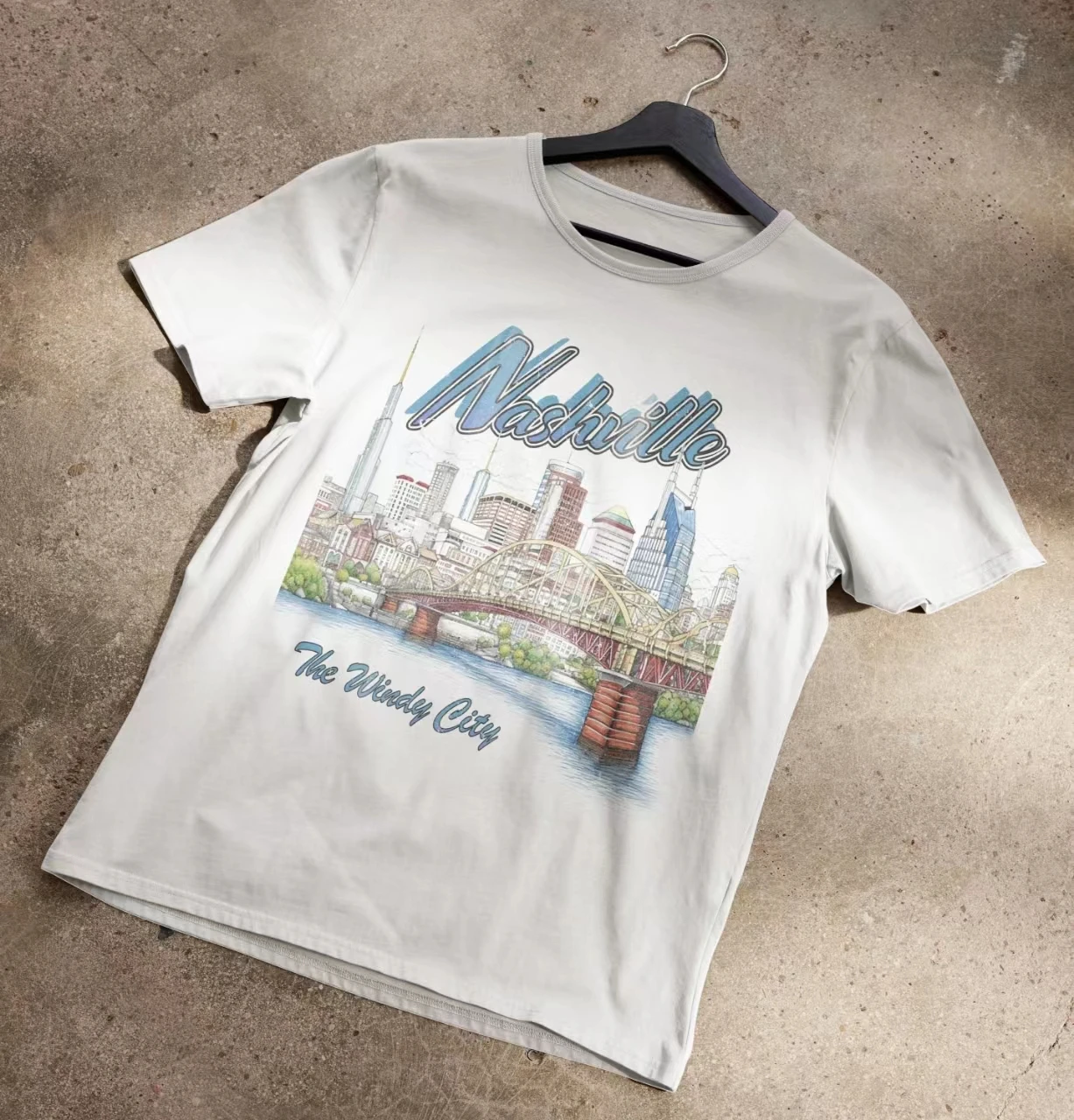 

Новинка 2024, Лидер продаж, винтажная повседневная женская футболка Nashville с принтом Windy City, женская рубашка в стиле ретро, модная удобная женская футболка для поездок