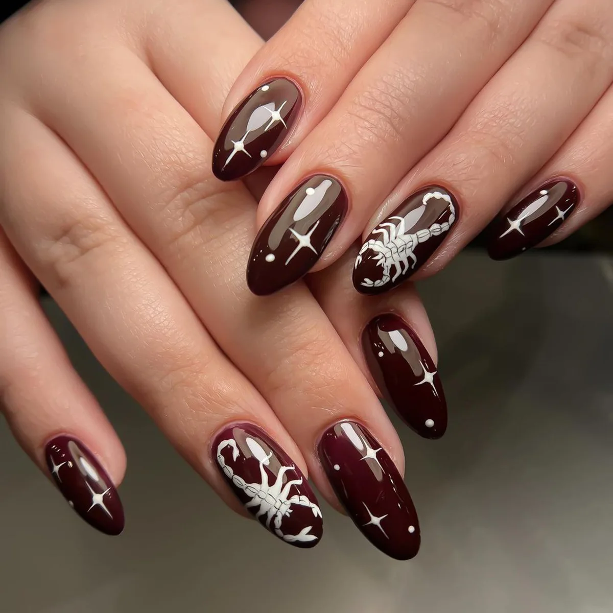 24Pcs Unghie Finte Cute Cartoon Scorpion False Nail Tips Press On Long Almond Nail Art White Stars Red Brown Shining Nail Stickers