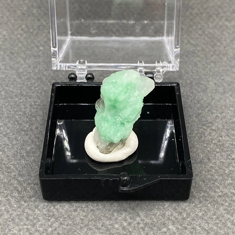 100%  Natural Emerald Mineral Specimens Stones and Crystals Healing Crystal   +Box size:35*35*35 mm