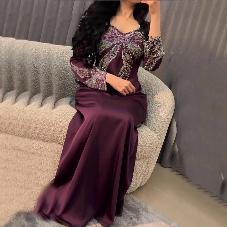 جلابية ساتان بتفصيلة فيونكة لامعة