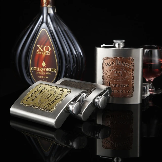 Pistolet Et Alcool. Pistolet 9 Mm Et Coupe Whisky Cognac Ou Brandy